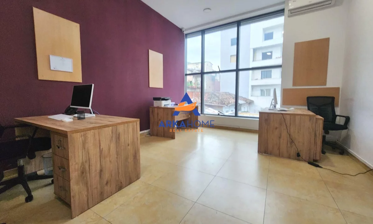 JEPET ME QERA AMBIENT ZYRE 36M2 "MYSLYM SHYRI" 500 EURO