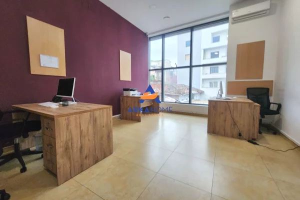 JEPET ME QERA AMBIENT ZYRE 36M2 "MYSLYM SHYRI" 500 EURO