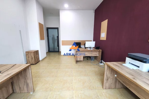 JEPET ME QERA AMBIENT ZYRE 36M2 "MYSLYM SHYRI" 500 EURO