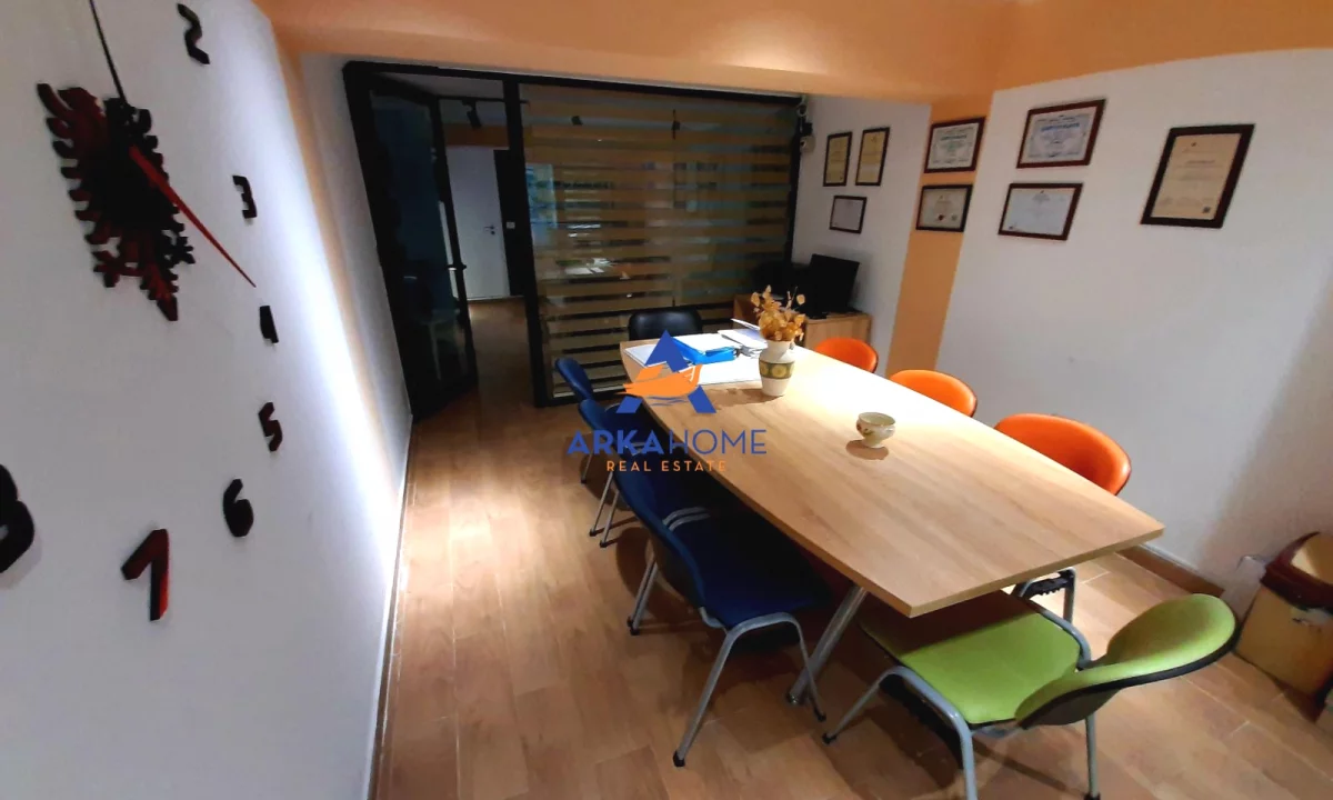 OKAZION SHITET AMBIENT ZYRE 41M2 "RRUGA MUHAMET GJOLLESHA, PRANE GJYKATES CIVILE " 105000 EURO