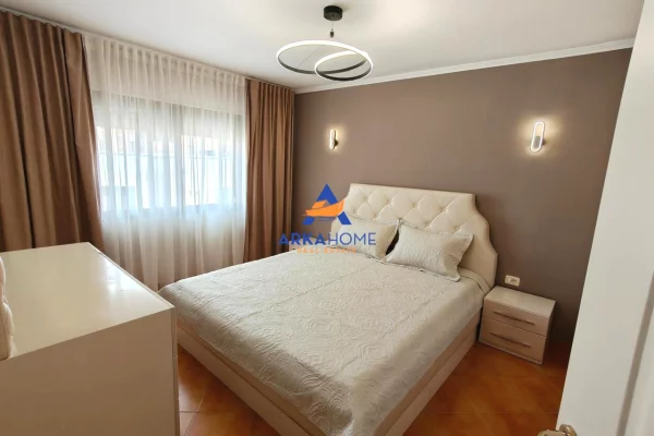 Shtepi ne shitje Apartament ne Tirane, 1+1, Mobilimi E mobiluar, Pagesa 145,000  Euro.