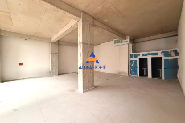 JEPET ME QERA DYQAN 150M2 "BUZE RRUGE TE ZOGU I ZI" 3500 EURO