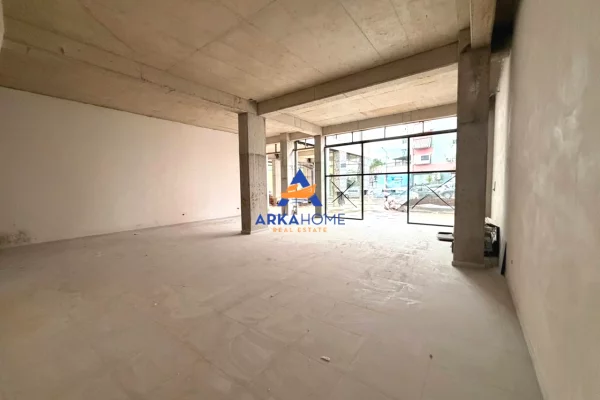 JEPET ME QERA DYQAN 150M2 "BUZE RRUGE TE ZOGU I ZI" 3500 EURO
