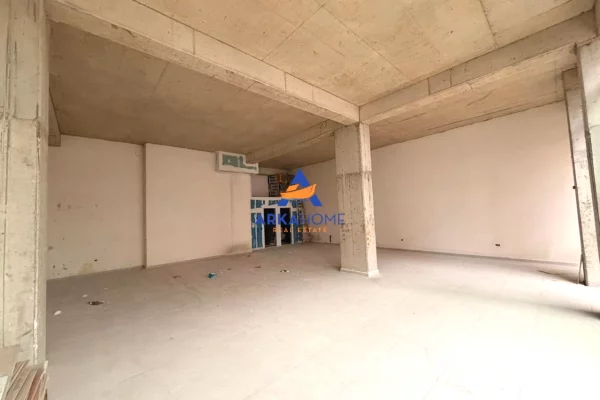 JEPET ME QERA DYQAN 150M2 "BUZE RRUGE TE ZOGU I ZI" 3500 EURO