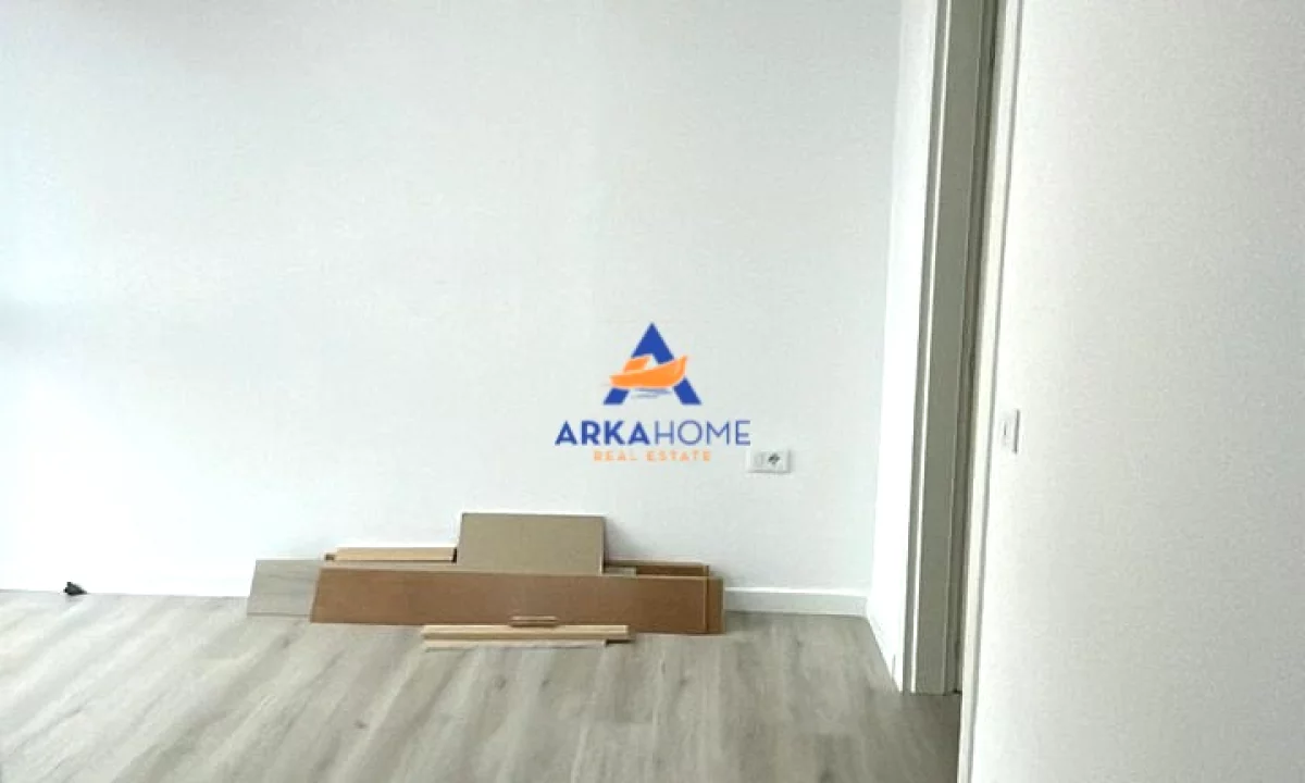 JEPET AMBJENT ZYRASH ME QERA 62M2 "RRUGA E KAVAJES" 800 EURO NETO