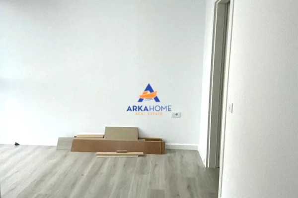 JEPET AMBJENT ZYRASH ME QERA 62M2 "RRUGA E KAVAJES" 800 EURO NETO