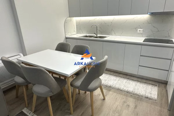 Shtepi me qera Apartament ne Tirane, 2+1, Mobilimi E mobiluar, Pagesa 1,000  Euro.