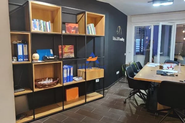 JEPET ZYRE ME QERA 108M2 "PRANE LIQENIT TE TIRANES" 85000 LEKE