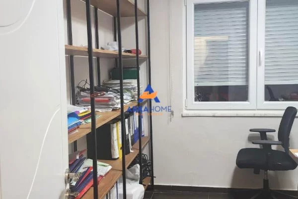 JEPET ZYRE ME QERA 108M2 "PRANE LIQENIT TE TIRANES" 85000 LEKE