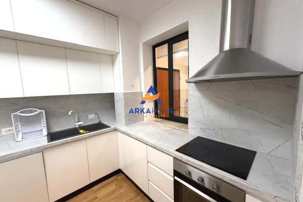 Shtepi me qera Apartament ne Tirane, 3+1, Mobilimi E mobiluar, Pagesa 2,500  Euro.