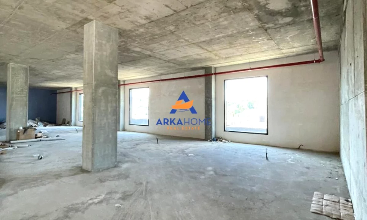 JEPET ME QERA AMBIENT BIZNESI / ZYRA 830M2 "TEK TEG" 16000 EURO