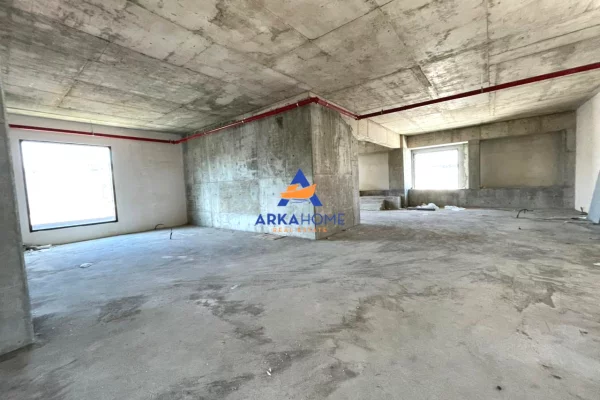 JEPET ME QERA AMBIENT BIZNESI / ZYRA 830M2 "TEK TEG" 16000 EURO