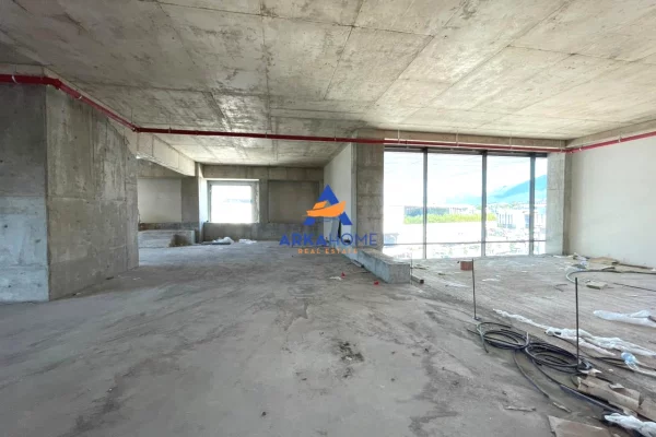 JEPET ME QERA AMBIENT BIZNESI / ZYRA 830M2 "TEK TEG" 16000 EURO