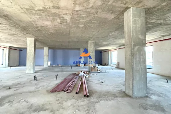 JEPET ME QERA AMBIENT BIZNESI / ZYRA 830M2 "TEK TEG" 16000 EURO