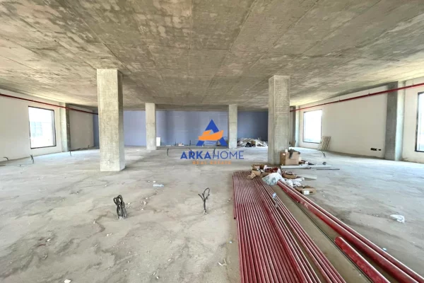 JEPET ME QERA AMBIENT BIZNESI / ZYRA 830M2 "TEK TEG" 16000 EURO