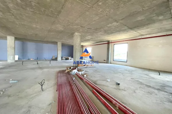 JEPET ME QERA AMBIENT BIZNESI / ZYRA 830M2 "TEK TEG" 16000 EURO