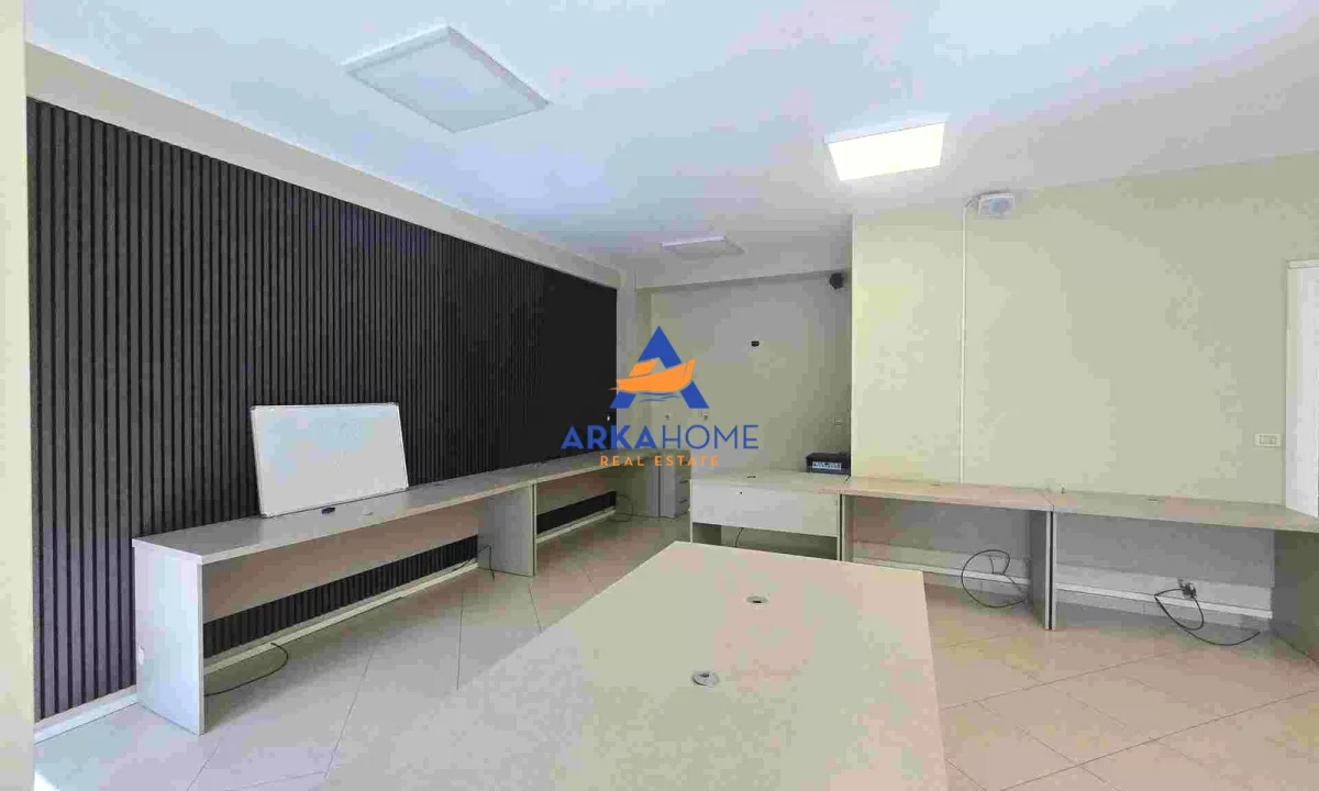 JEPET ME QIRA AMBIENT ZYRE 140M2 "RRUGA KARL GEGA, ZONA E STACIONIT TE TRENIT" 1000 EURO