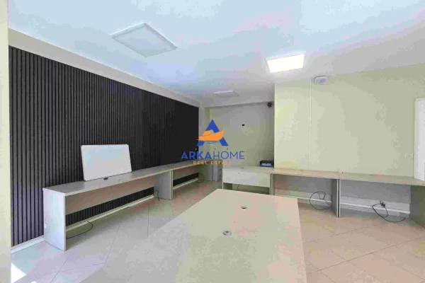 JEPET ME QIRA AMBIENT ZYRE 140M2 "RRUGA KARL GEGA, ZONA E STACIONIT TË TRENIT" 1000 EURO