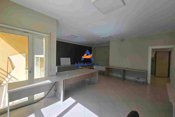 JEPET ME QIRA AMBIENT ZYRE 140M2 "RRUGA KARL GEGA, ZONA E STACIONIT TE TRENIT" 1000 EURO