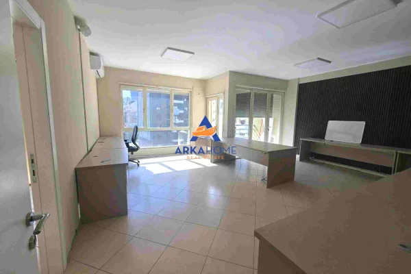 JEPET ME QIRA AMBIENT ZYRE 140M2 "RRUGA KARL GEGA, ZONA E STACIONIT TE TRENIT" 1000 EURO
