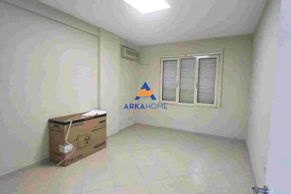 JEPET ME QIRA AMBIENT ZYRE 140M2 "RRUGA KARL GEGA, ZONA E STACIONIT TE TRENIT" 1000 EURO