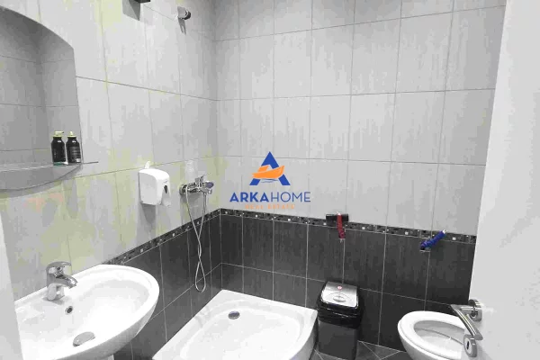 JEPET ME QIRA AMBIENT ZYRE 140M2 "RRUGA KARL GEGA, ZONA E STACIONIT TE TRENIT" 1000 EURO