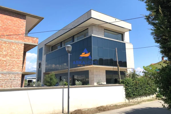 SHITET AMBIENT / TOKE 1300 M2 "AHMETAJ, SAUK" 1.500.000 EURO