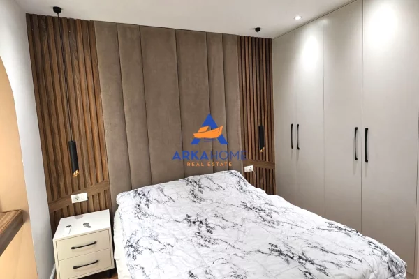 Shtepi me qera Apartament ne Tirane, 2+1, Mobilimi E mobiluar, Pagesa 1,000  Euro.