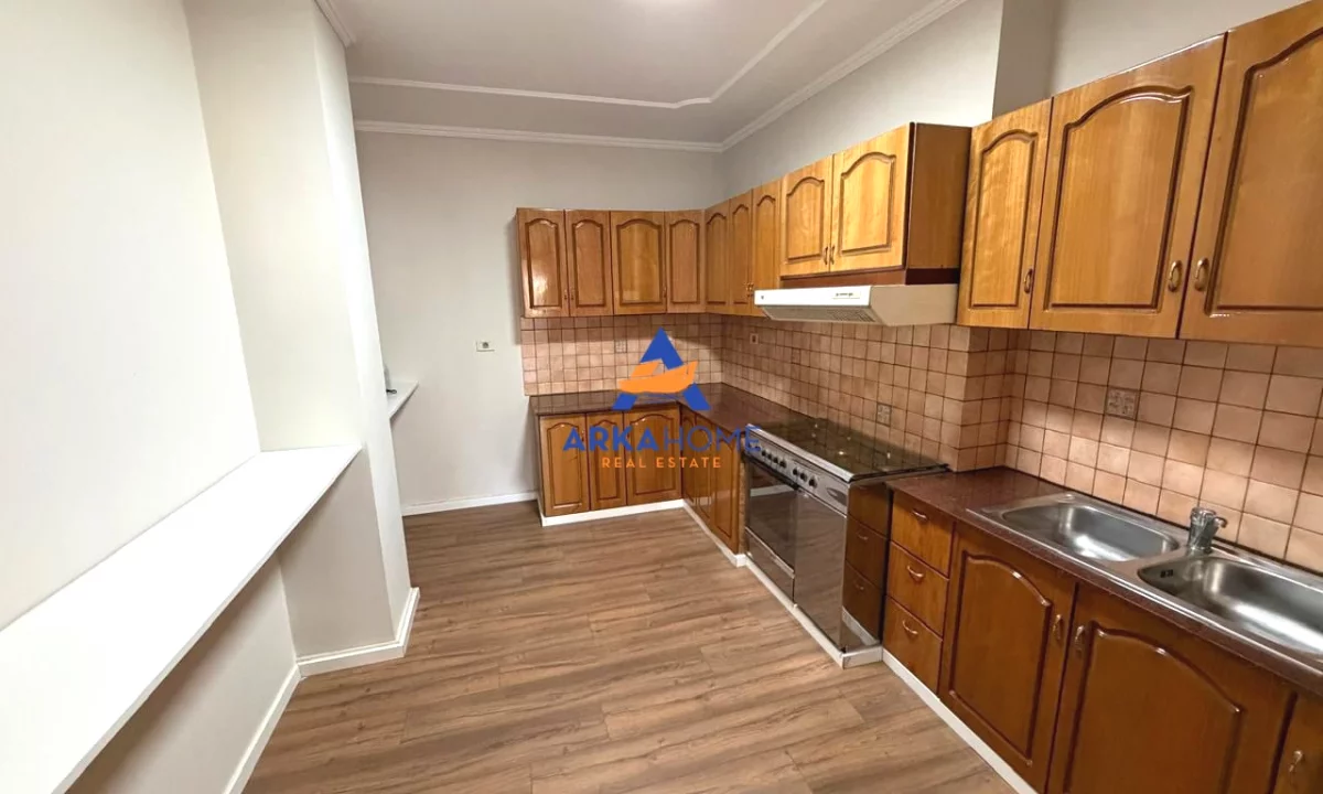 JEPET ME QERA ZYRE 179M2 "SHESHI WILLSON" 1800 EURO