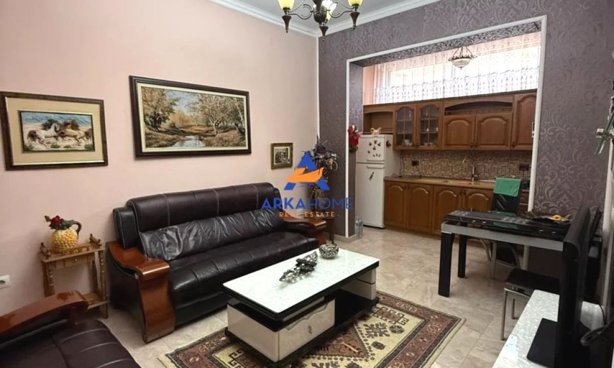 Shtepi me qera Apartament ne Tirane, 2+1, Mobilimi E mobiluar, Pagesa 735  Euro.
