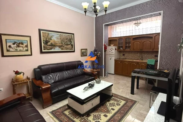 Shtepi me qera 2+1 ne Tirane - 735 Euro