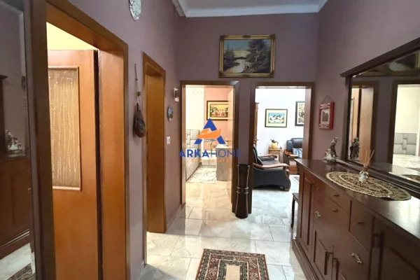 Shtepi me qera Apartament ne Tirane, 2+1, Mobilimi E mobiluar, Pagesa 735  Euro.