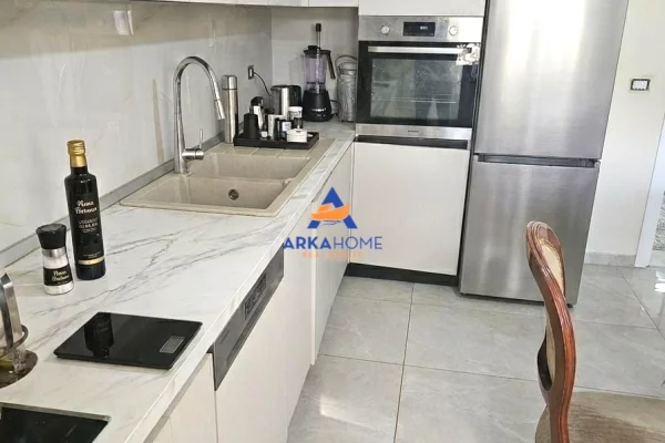 Shtepi ne shitje Duplex(shtepi me 2 kate) ne Tirane, 3+1, Mobilimi E mobiluar, Pagesa 450,000  Euro.