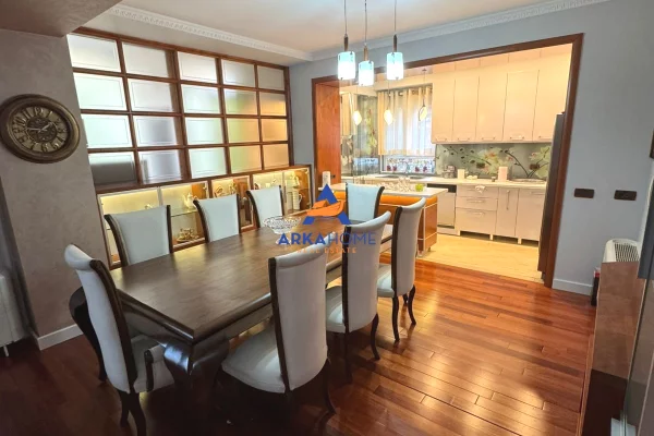 Shtepi me qera Apartament ne Tirane, 3+1, Mobilimi E mobiluar, Pagesa 2,000  Euro.