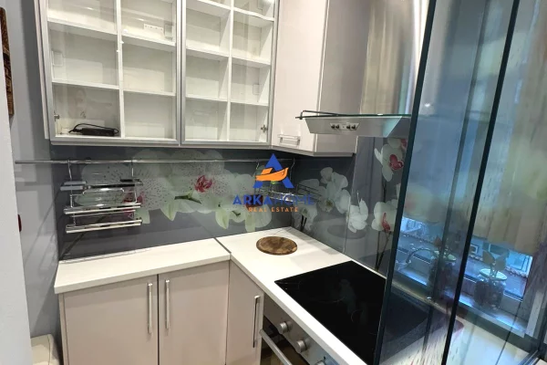 Shtepi me qera Apartament ne Tirane, 3+1, Mobilimi E mobiluar, Pagesa 2,000  Euro.