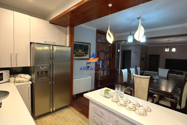 Shtepi me qera Apartament ne Tirane, 3+1, Mobilimi E mobiluar, Pagesa 2,000  Euro.