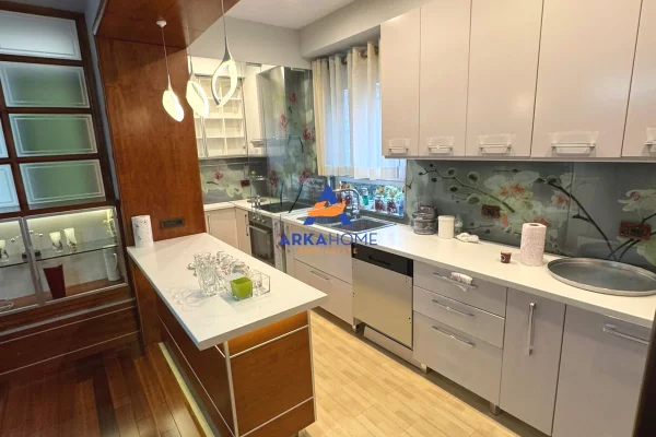 Shtepi me qera Apartament ne Tirane, 3+1, Mobilimi E mobiluar, Pagesa 2,000  Euro.