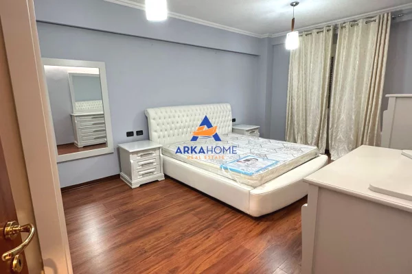 Shtepi me qera Apartament ne Tirane, 3+1, Mobilimi E mobiluar, Pagesa 2,000  Euro.