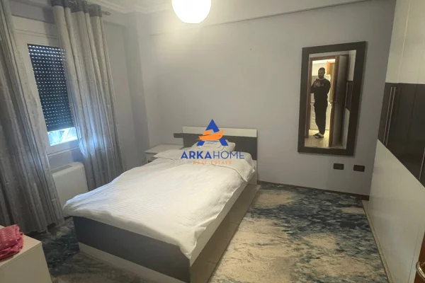 Shtepi me qera Apartament ne Tirane, 3+1, Mobilimi E mobiluar, Pagesa 2,000  Euro.
