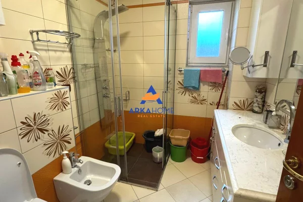 Shtepi me qera Apartament ne Tirane, 3+1, Mobilimi E mobiluar, Pagesa 2,000  Euro.