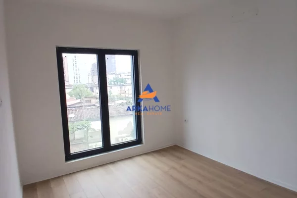 Shtepi me qera Apartament ne Tirane, 3+1, Mobilimi Bosh, pa mobiluar, Pagesa 1,260  Euro.