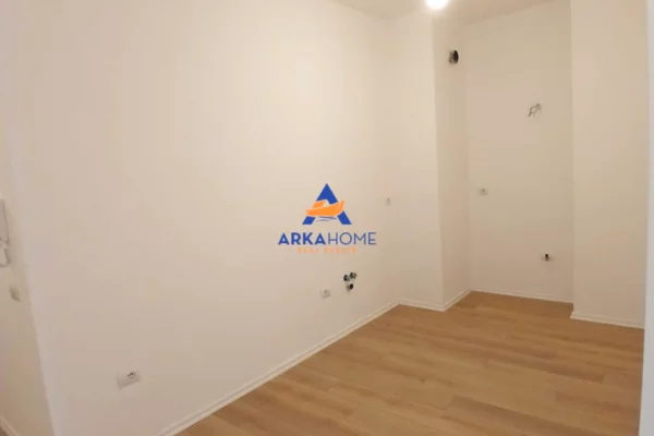 Shtepi me qera Apartament ne Tirane, 3+1, Mobilimi Bosh, pa mobiluar, Pagesa 1,260  Euro.