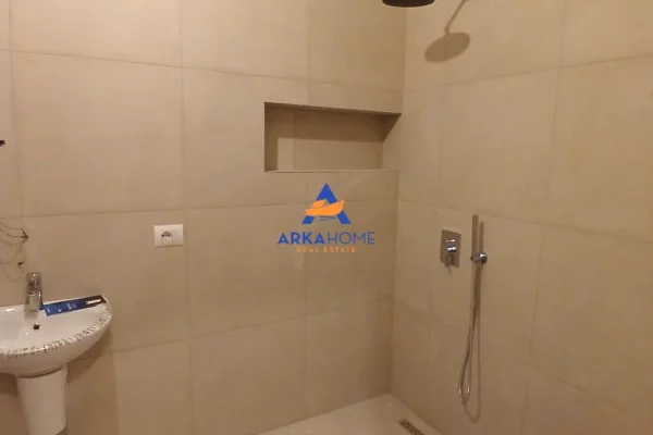 Shtepi me qera Apartament ne Tirane, 3+1, Mobilimi Bosh, pa mobiluar, Pagesa 1,260  Euro.
