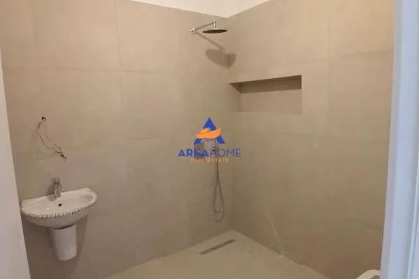 Shtepi me qera Apartament ne Tirane, 3+1, Mobilimi Bosh, pa mobiluar, Pagesa 1,260  Euro.