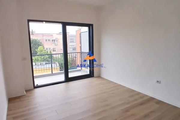 Shtepi me qera 3+1 ne Tirane - 1,260 Euro