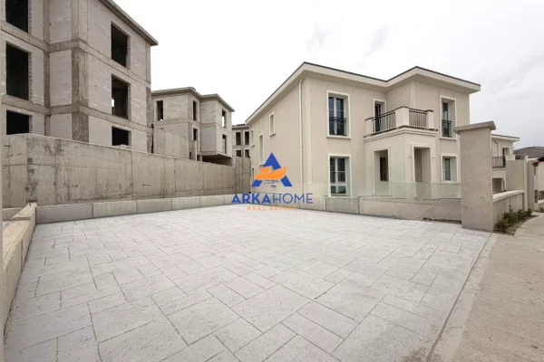 Shtepi ne shitje Vila Luksoze ne Tirane, 4+1, Mobilimi Bosh, pa mobiluar, Pagesa 890,000  Euro.