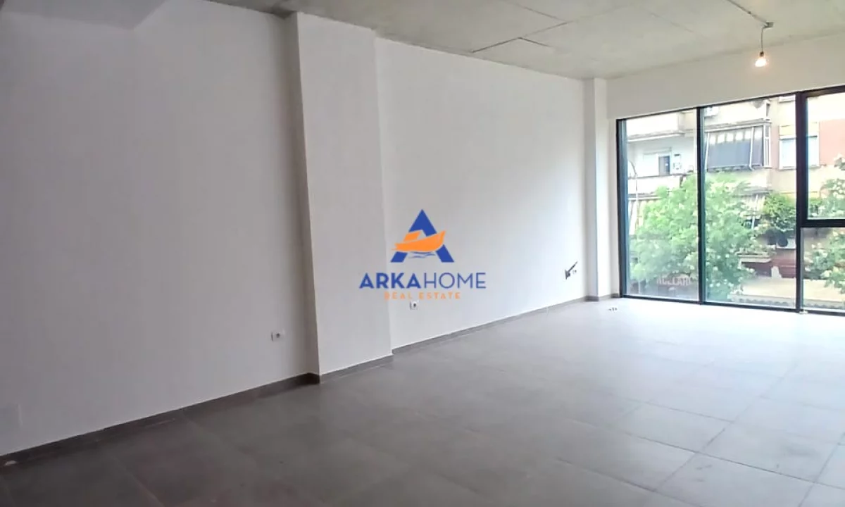 JEPET ZYRE ME QERA 60M2 "RRUGA BARRIKADAVE" 95000 LEKE