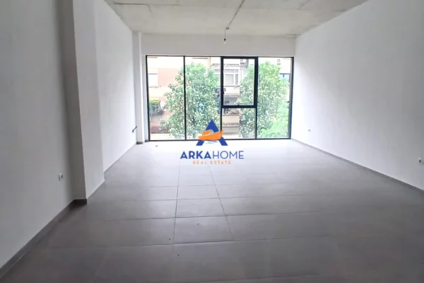 JEPET ZYRE ME QERA 60M2 "RRUGA BARRIKADAVE" 95000 LEKE