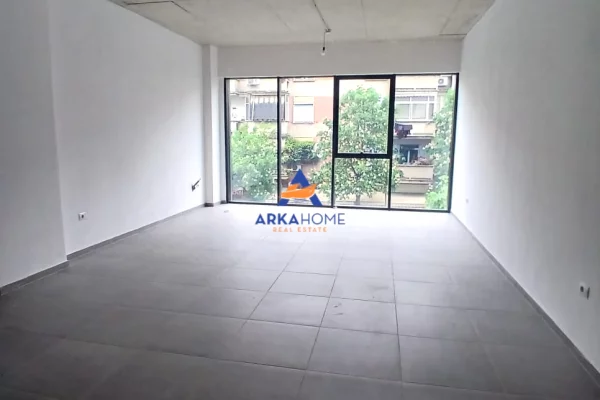 JEPET ZYRE ME QERA 60M2 "RRUGA BARRIKADAVE" 95000 LEKE