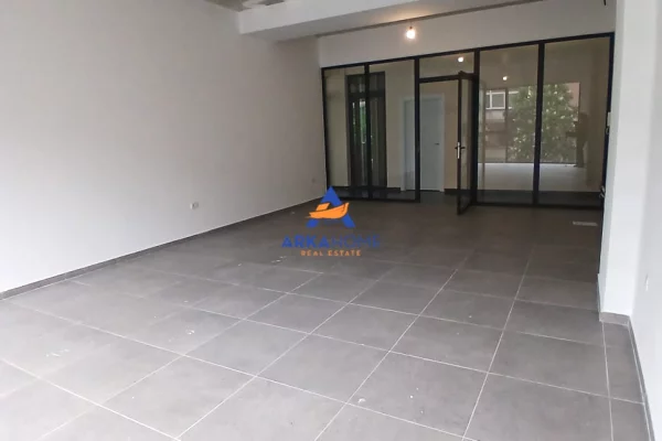 JEPET ZYRE ME QERA 60M2 "RRUGA BARRIKADAVE" 95000 LEKE